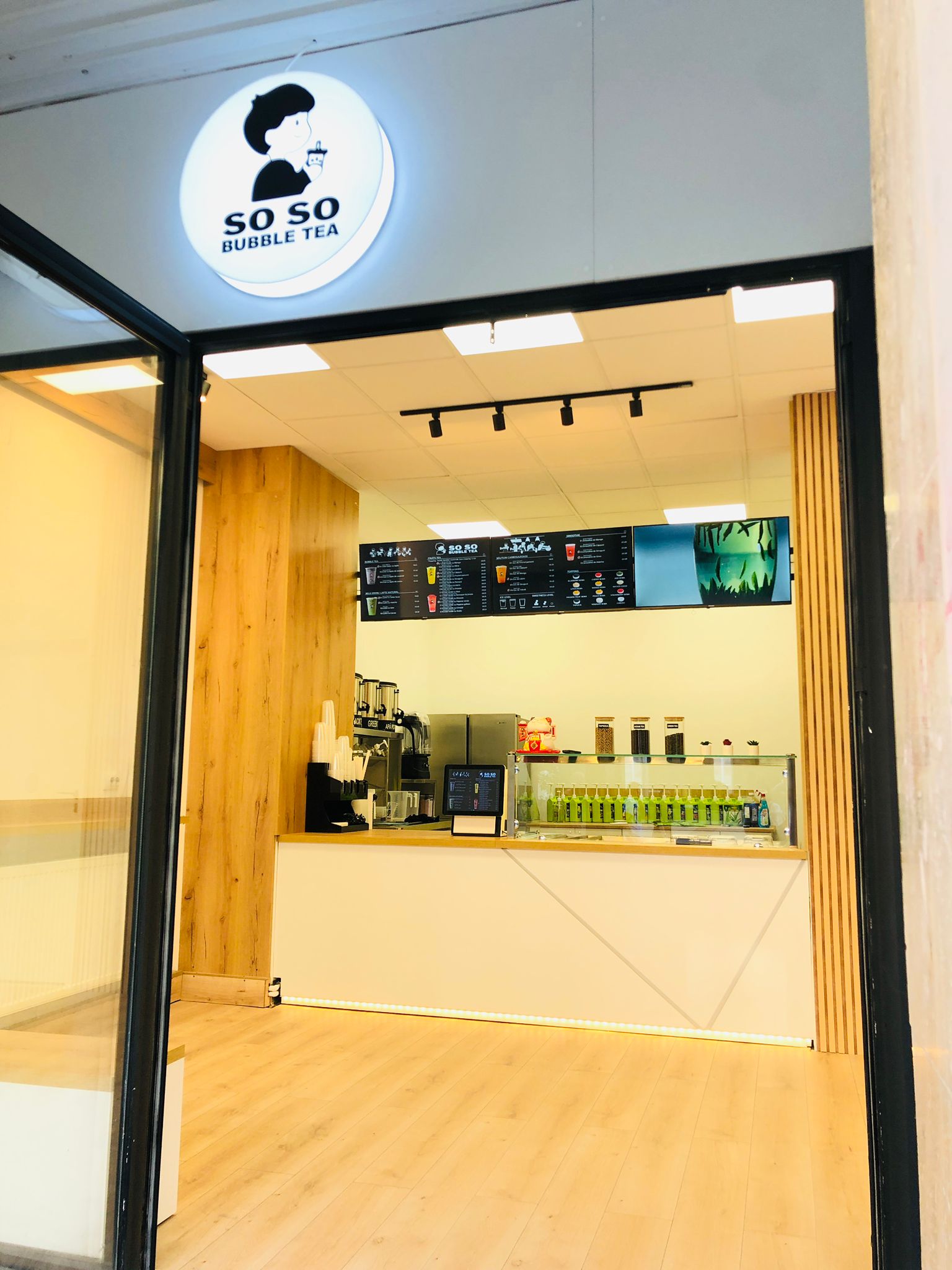 Fatada SO SO Bubble Tea pe Calea Unirii, Craiova